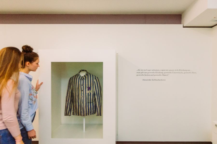 Ein lila Stoffdreieck auf der Uniform stand für die Häftlingskategorie „Bibelforscher“ (Foto: Lina Loos für das Kreismuseum Wewelsburg)